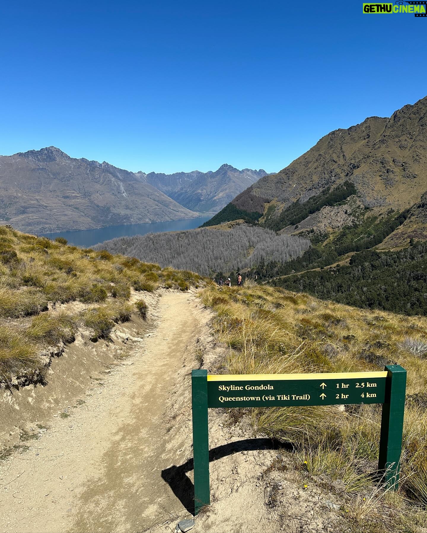 Thales Bretas Instagram - Pulinho em Queenstown, na Nova Zelândia, mto surpreendente! Trilhas lindas, paisagem, lago azul, cachoeiras, vinícolas… e até uma nevinha eterna no glaciar. Amei. Quero voltar…