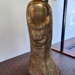 Thales Bretas Instagram - Quem aí ama arte? ☝🏼 Essas foram de uma viagem na Dinamarca, onde fica o Museu de Arte Moderna de Louisiana, perto da capital, Copenhagem... eu amo a expressão da arte e o que ela me causa. Essas foram algumas das minhas obras favoritas. Diz aí qual a que te toca mais? (Responder que foi o dedo não vale 😂)