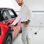 Thales Bretas Instagram - O carregamento do MINI Cooper S E 100% elétrico é muito prático. Com uma rotina parecida com a de um celular, eu acabo carregando ele ao chegar em casa no fim do dia, mas nem precisa de muito tempo não, em 2h30 ele carrega já tem 80% da bateria carregada, incrível, né? E existem vários pontos de carregamento, então ficou fácil carregar pela cidade também. #MINICooperSE #MINIBrasil #MINIElectric @MINIbrasil