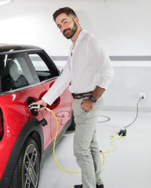 Thales Bretas Instagram - O carregamento do MINI Cooper S E 100% elétrico é muito prático. Com uma rotina parecida com a de um celular, eu acabo carregando ele ao chegar em casa no fim do dia, mas nem precisa de muito tempo não, em 2h30 ele carrega já tem 80% da bateria carregada, incrível, né? E existem vários pontos de carregamento, então ficou fácil carregar pela cidade também. #MINICooperSE #MINIBrasil #MINIElectric @MINIbrasil