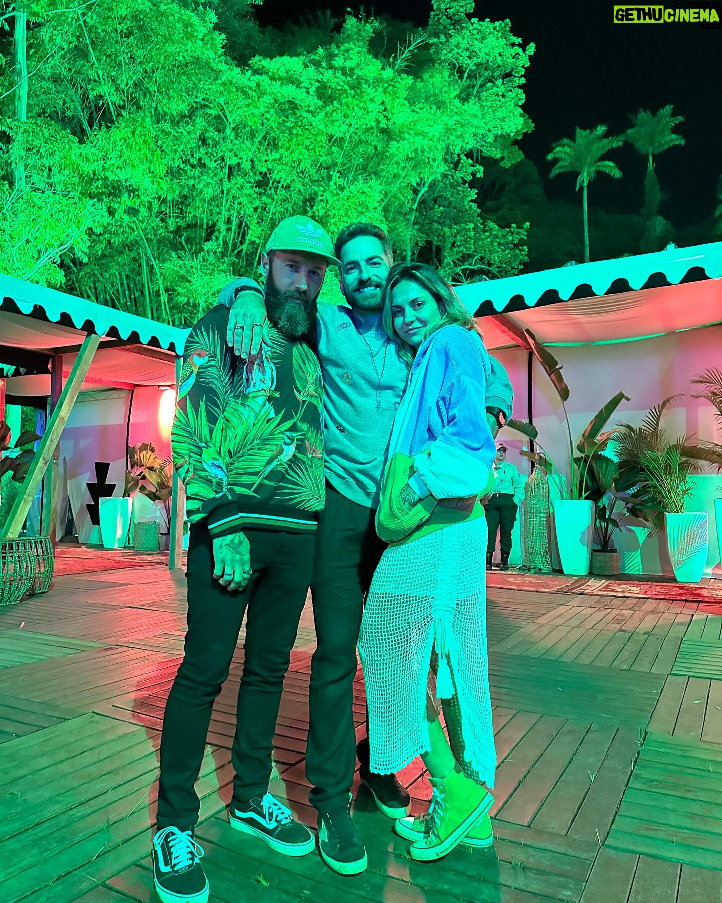 Thales Bretas Instagram - Um #TBT recente pra agradecer ao @ricardobrautigam pelo festival Rock da Montanha @rockthemountain , o melhor de todos os festivais! Pude ver grandes ídolos, encontrar amigos, estar em família e ainda me conectar com a natureza! Melhor impossível! Obrigado @leomarcal e @eumarthinha pelo convite. 📸 com Marieta do querido @reginaldofoto