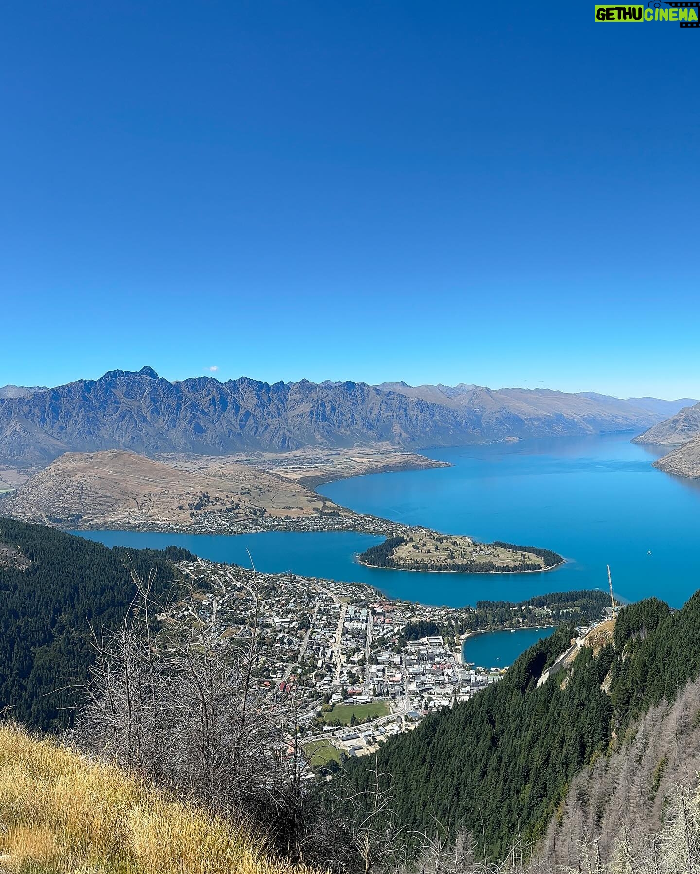 Thales Bretas Instagram - Pulinho em Queenstown, na Nova Zelândia, mto surpreendente! Trilhas lindas, paisagem, lago azul, cachoeiras, vinícolas… e até uma nevinha eterna no glaciar. Amei. Quero voltar…