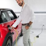 Thales Bretas Instagram - O carregamento do MINI Cooper S E 100% elétrico é muito prático. Com uma rotina parecida com a de um celular, eu acabo carregando ele ao chegar em casa no fim do dia, mas nem precisa de muito tempo não, em 2h30 ele carrega já tem 80% da bateria carregada, incrível, né? E existem vários pontos de carregamento, então ficou fácil carregar pela cidade também. #MINICooperSE #MINIBrasil #MINIElectric @MINIbrasil