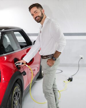 Thales Bretas Instagram - O carregamento do MINI Cooper S E 100% elétrico é muito prático. Com uma rotina parecida com a de um celular, eu acabo carregando ele ao chegar em casa no fim do dia, mas nem precisa de muito tempo não, em 2h30 ele carrega já tem 80% da bateria carregada, incrível, né? E existem vários pontos de carregamento, então ficou fácil carregar pela cidade também. #MINICooperSE #MINIBrasil #MINIElectric @MINIbrasil