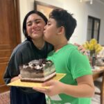 Thalita Latief Instagram - Blessed and Grateful 😇🥳 Alhamdulillah… Thank you love 🩵 • di surprise-in ketika balik kerja lg ntn korea pula.. dan udah dasteran rambut acak”an lagi 😂 ahh tidak masyalaaaaah laaa ku tetap happy 😌 • #birthday #mybirthday