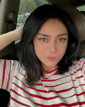 Thalita Latief Instagram - akhirnya lebaran bisa santai jugaaaa 🤩💃🏻
tapi…..
•
•
Bohongggggggg….. 😅
•
•
Baru jg mau mandi krn baru aja beres di dapur dr bgn tdr semoga abis mandi bau bawang putih dan teman”nya gak nempel lagi ya ukhtiiii 😂😂😂😂😂😂😂😂😂😂
HAHAHAHAHAHAHA…..
•
Indahnya Hari Raya 🤣🤣🤣
Semangkaaaaa!!! 😅
•
#idulfitri2024