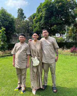 Thalita Latief Instagram - Eid Mubarak 2024 ✨
Mohon maaf lahir dan batin yaa 🙏🏻🤍
•
dari kami yg terlihat jelas dengan muka” :
> kekenyangan (nyobain semua makanan) 😂
> kepanasan (lodoh, ruameee dan outdoor tp seru) 😂
> kesenengan (main dan nyayur thr banyak hahaha) 😂 
•
also danke to @kepompong.kupukupu 
for making us looks cute in hari raya 🤩
•
#hariraya #idulfitri2024 #idulfitri #lebaran2024 #fun 
#eidmubarak #alhamdulilah #grateful #blessed #happy