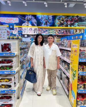Thalita Latief Instagram - Minal aidzin wal faidzin 
Mohon maaf lahir batin 🙏🏻
Selamat hari raya idul fitri 1445 H 🩵😇
•
gak pake basa basi langsung dituntun ke tempat mainan sm anak gantengku utk minta hadiah krn full puasanya…hahhahahahaha mantap jiwaaaa 😂
“Ok ok bos raf.. aman azaaaaa… lol”
•
👚👕 by @kepompong.kupukupu 
#lebaran2024 #idulfitri2024 #ramadhan2024 #love 
#ramadankareem #mohonmaaflahirbatin #momandson