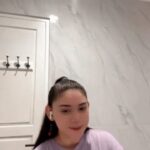 Thalita Latief Instagram - Bathroom karaoke.. aman azaaaa ☺️ udah lama ga buat #coversong Sound seadanya jgn complain ya 😅 • Buciners jgn pada kemeng matanya ya 🥲 mahluk macam gitu buang azaaa 🤣 • rumah singgah -fabioasher #cover #gabutnunggusahur