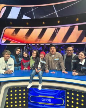 Thalita Latief Instagram - @family100id lebaran edition ✨
with various artists 💕
Selalu seru dan menyenangkan bermain di gameshow ini…
•
#happygolucky #blessed 
#family100indonesia