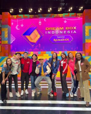 Thalita Latief Instagram - Danke @dreamboxindonesia for having us 🙏🏻
@sumargodenny yg selalu menyalaaa abangkuuu ✨🤣
seru”an brg teamnya ka @kalinaocktaranny 🫰🏼😘
•
Anddd team kita dong pastinyaaa…
Team solid ngabuburce yg menang ga menang 
yg penting “hebring is our lyfee” 😂😂😂 lol wkwkw..
@shaquilladisca @ichanrei @byputra31 
•
#dreambox #dreamboxindonesia #transtv
#blessed #grateful #fun #happy #lucky