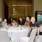 Thalita Latief Instagram - kalo kmrn itu main sama the kiddos 👾 Nah ini the parents pd kongkow sambil cerita” nostalgia jaman mudaaa belia 😂 hahahahaha… Hmm skrg masih muda juga kok 😤🤣 • 📸 @juandus Danke bangju fotonyahh 🙃 • #jemmasday #jemimabirthday