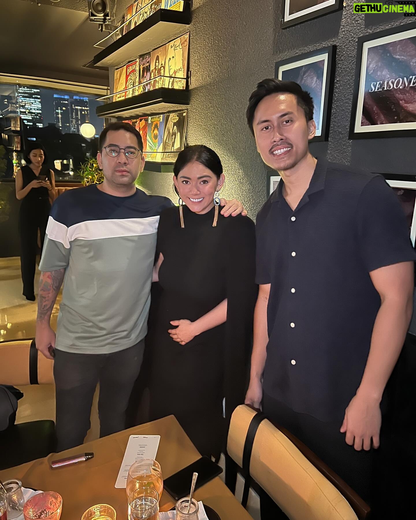 Thalita Latief Instagram - Finally hangout with our favo meat guy π We had a great dinner π Well served @dimsthemeatguy ππΌ Thank you @pennjakarta for having us ππ» β’ Come, taste it and enjoy the vibes β¨ @pennjakarta x @dimsthemeatguy β’ #happygolucky #blessed #grateful #decemberisourfavoritemonth