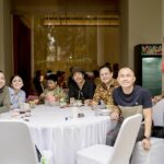 Thalita Latief Instagram - kalo kmrn itu main sama the kiddos 👾 Nah ini the parents pd kongkow sambil cerita” nostalgia jaman mudaaa belia 😂 hahahahaha… Hmm skrg masih muda juga kok 😤🤣 • 📸 @juandus Danke bangju fotonyahh 🙃 • #jemmasday #jemimabirthday