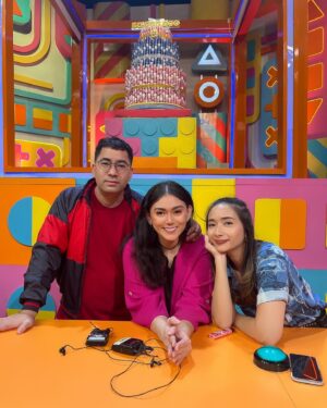 Thalita Latief Instagram - Danke @dreamboxindonesia for having us 🙏🏻
@sumargodenny yg selalu menyalaaa abangkuuu ✨🤣
seru”an brg teamnya ka @kalinaocktaranny 🫰🏼😘
•
Anddd team kita dong pastinyaaa…
Team solid ngabuburce yg menang ga menang 
yg penting “hebring is our lyfee” 😂😂😂 lol wkwkw..
@shaquilladisca @ichanrei @byputra31 
•
#dreambox #dreamboxindonesia #transtv
#blessed #grateful #fun #happy #lucky