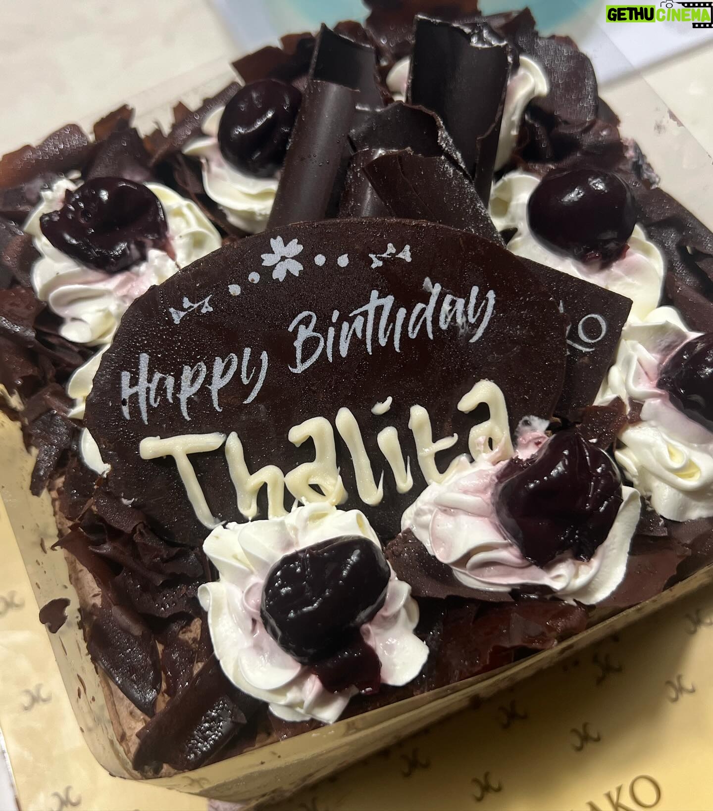 Thalita Latief Instagram - Blessed and Grateful 😇🥳 Alhamdulillah… Thank you love 🩵 • di surprise-in ketika balik kerja lg ntn korea pula.. dan udah dasteran rambut acak”an lagi 😂 ahh tidak masyalaaaaah laaa ku tetap happy 😌 • #birthday #mybirthday