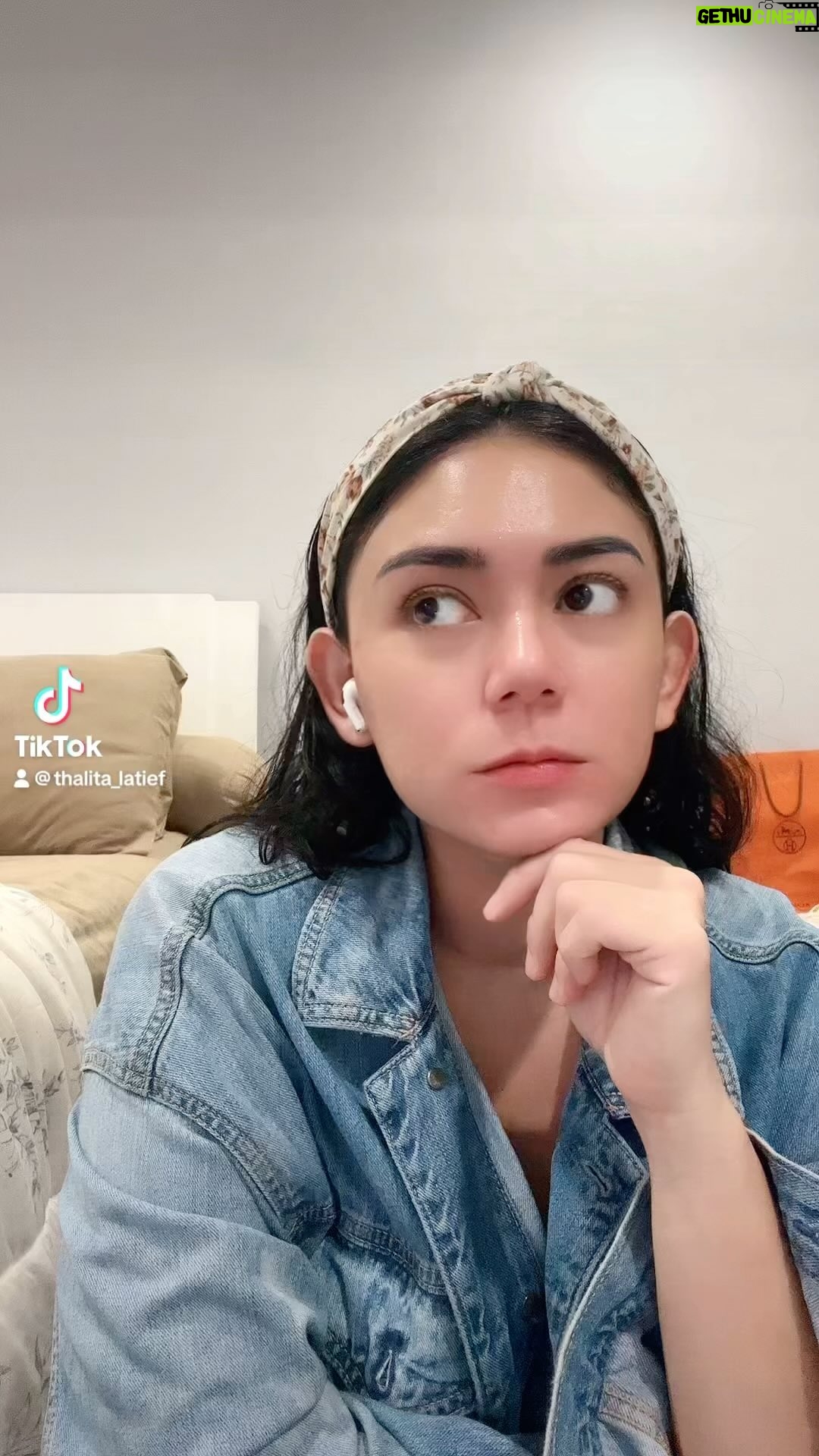 Thalita Latief Instagram - keluar lagi kan ni bocah 😂😂😂 Siapa yg kangennn??? Hahaha… • lempar cicin ke atas genteng C A K E U P ……………… 🤣🤣🤣🤣🤣🤣🤣🤣 • #funnyvideos