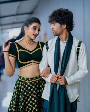Thamizh Selvi Instagram - Day, look, partner- Perfect 🤍 Watch us perform tomorrow at @vijaytelevision 
Makeup by @sri_makeoverz 
Photographer: @hustlersjaya