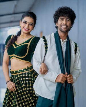 Thamizh Selvi Instagram - Day, look, partner- Perfect 🤍 Watch us perform tomorrow at @vijaytelevision 
Makeup by @sri_makeoverz 
Photographer: @hustlersjaya