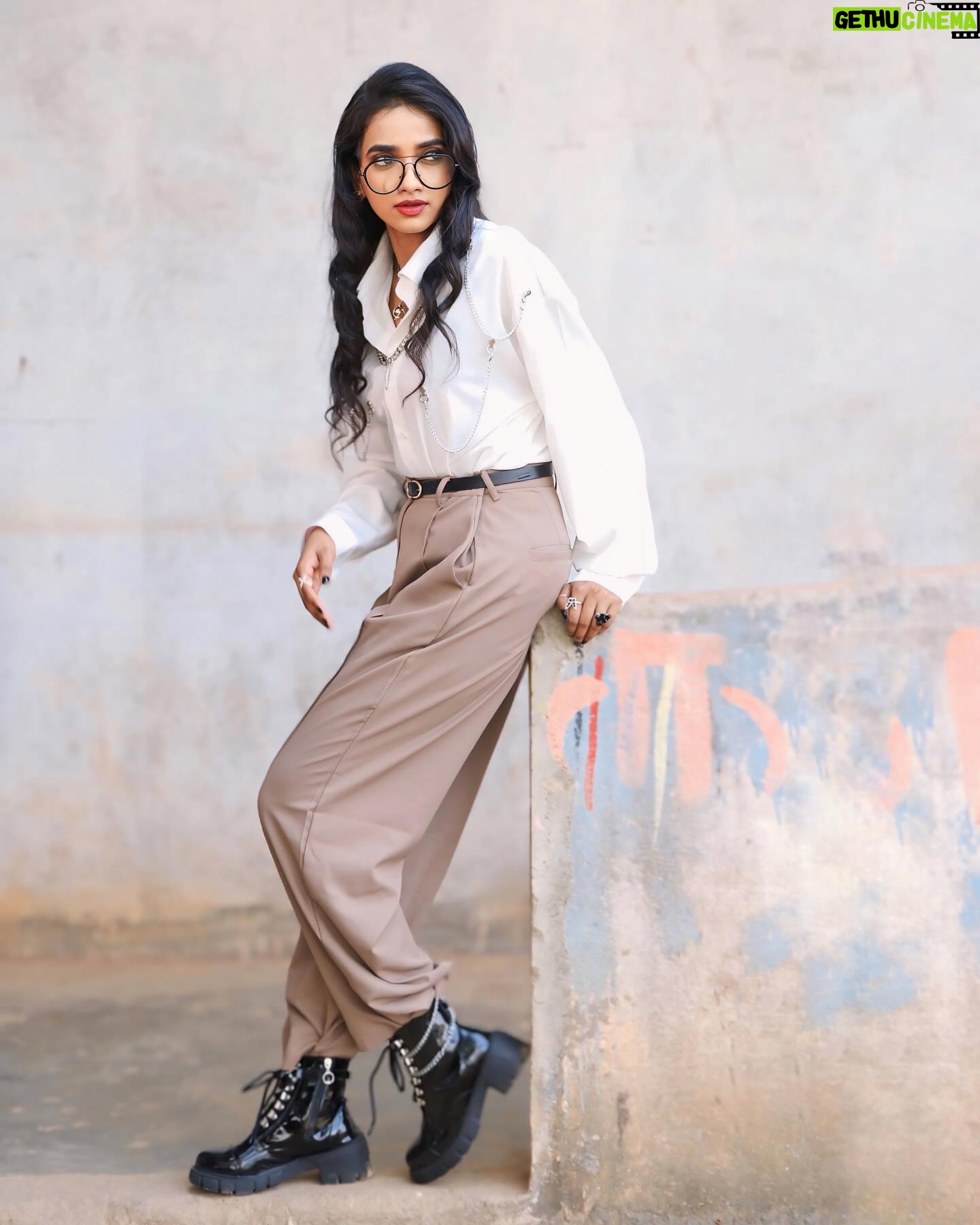 Thamizh Selvi Instagram - Because @iamsandy_off loved this outfit 🤍✨ The goal was to dress up like him and yes, successfully impressed him 🙈 MUA: @sri_makeoverz Photographer: @click_art_photograhy