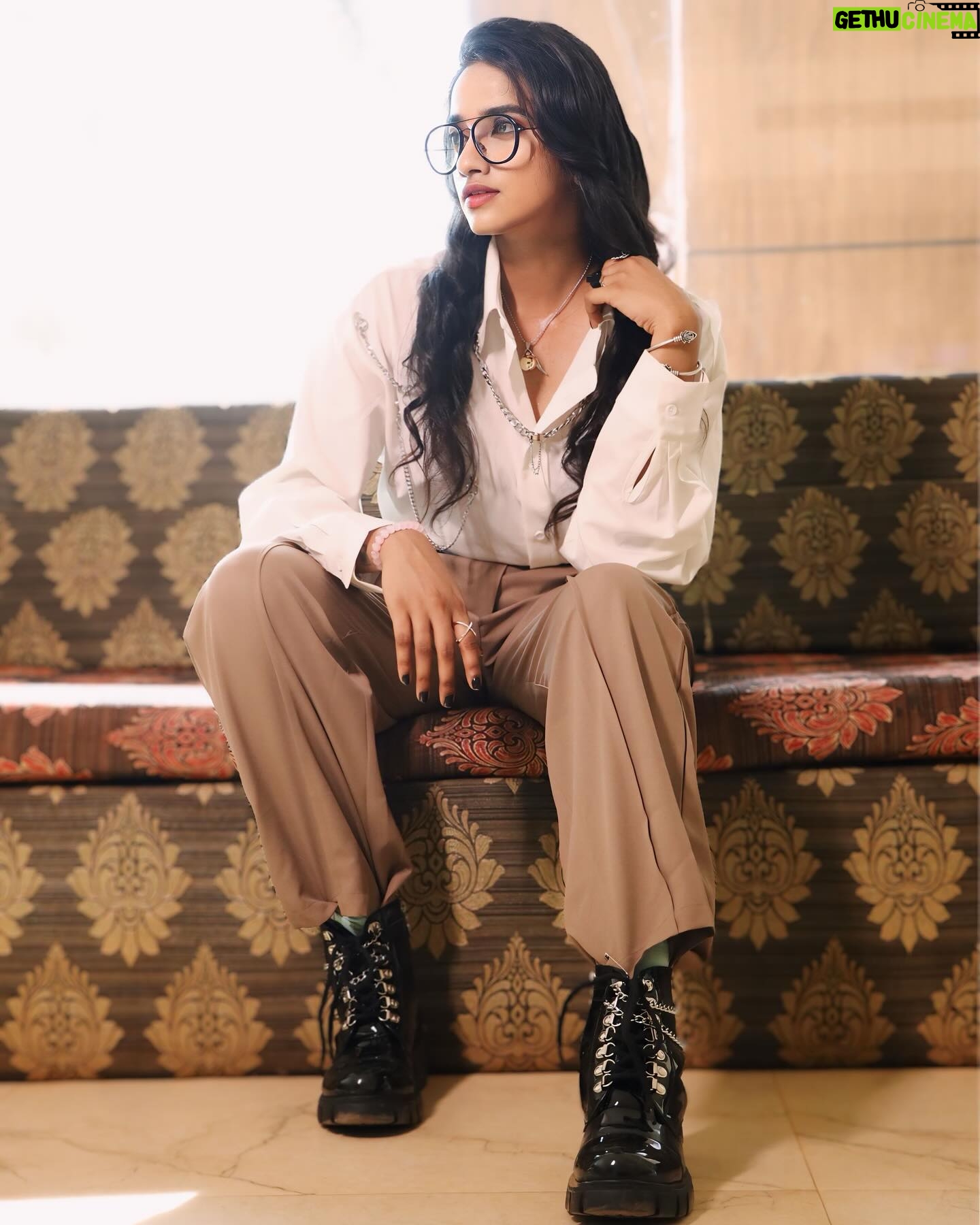 Thamizh Selvi Instagram - Because @iamsandy_off loved this outfit 🤍✨ The goal was to dress up like him and yes, successfully impressed him 🙈 MUA: @sri_makeoverz Photographer: @click_art_photograhy