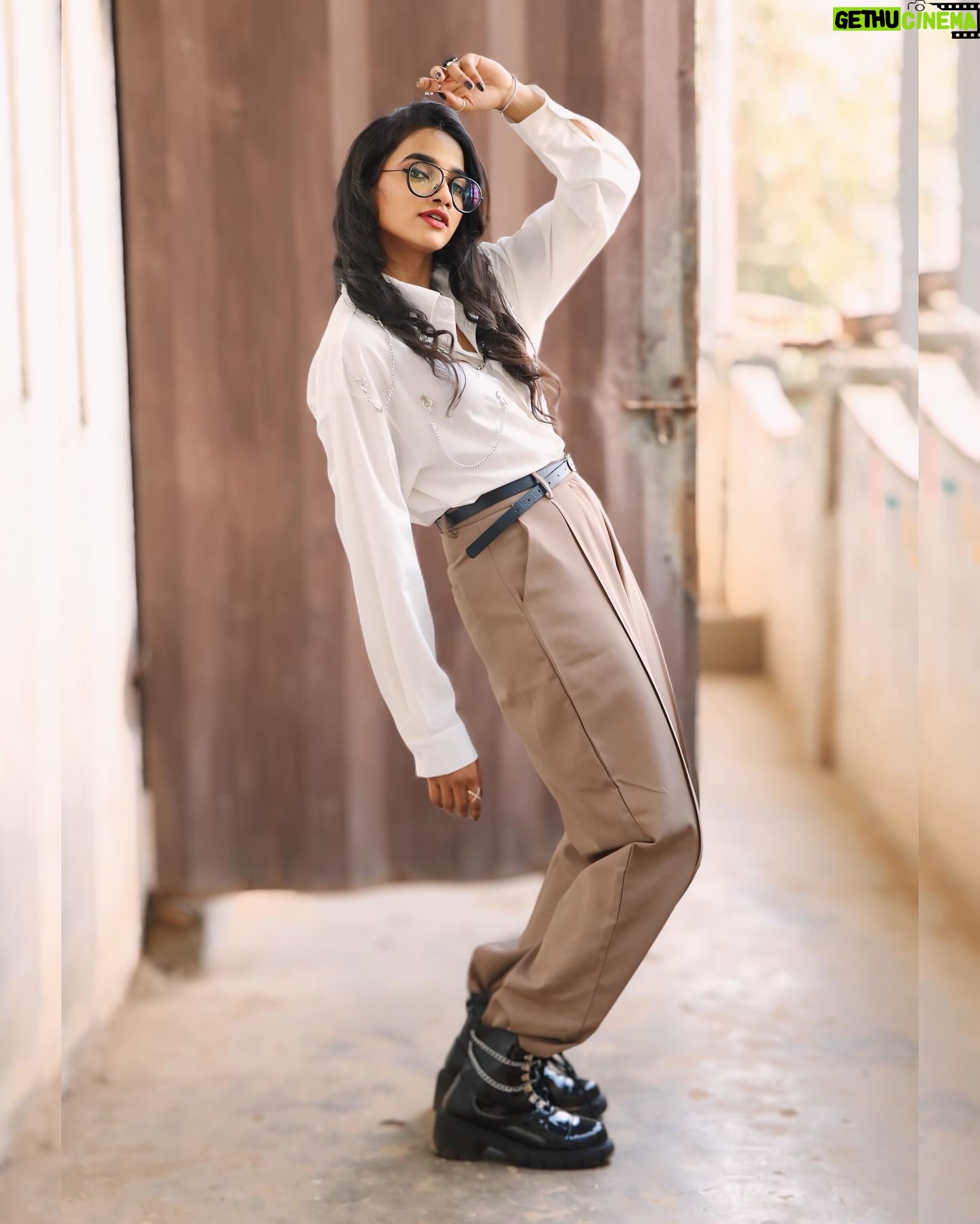Thamizh Selvi Instagram - Because @iamsandy_off loved this outfit 🤍✨ The goal was to dress up like him and yes, successfully impressed him 🙈 MUA: @sri_makeoverz Photographer: @click_art_photograhy