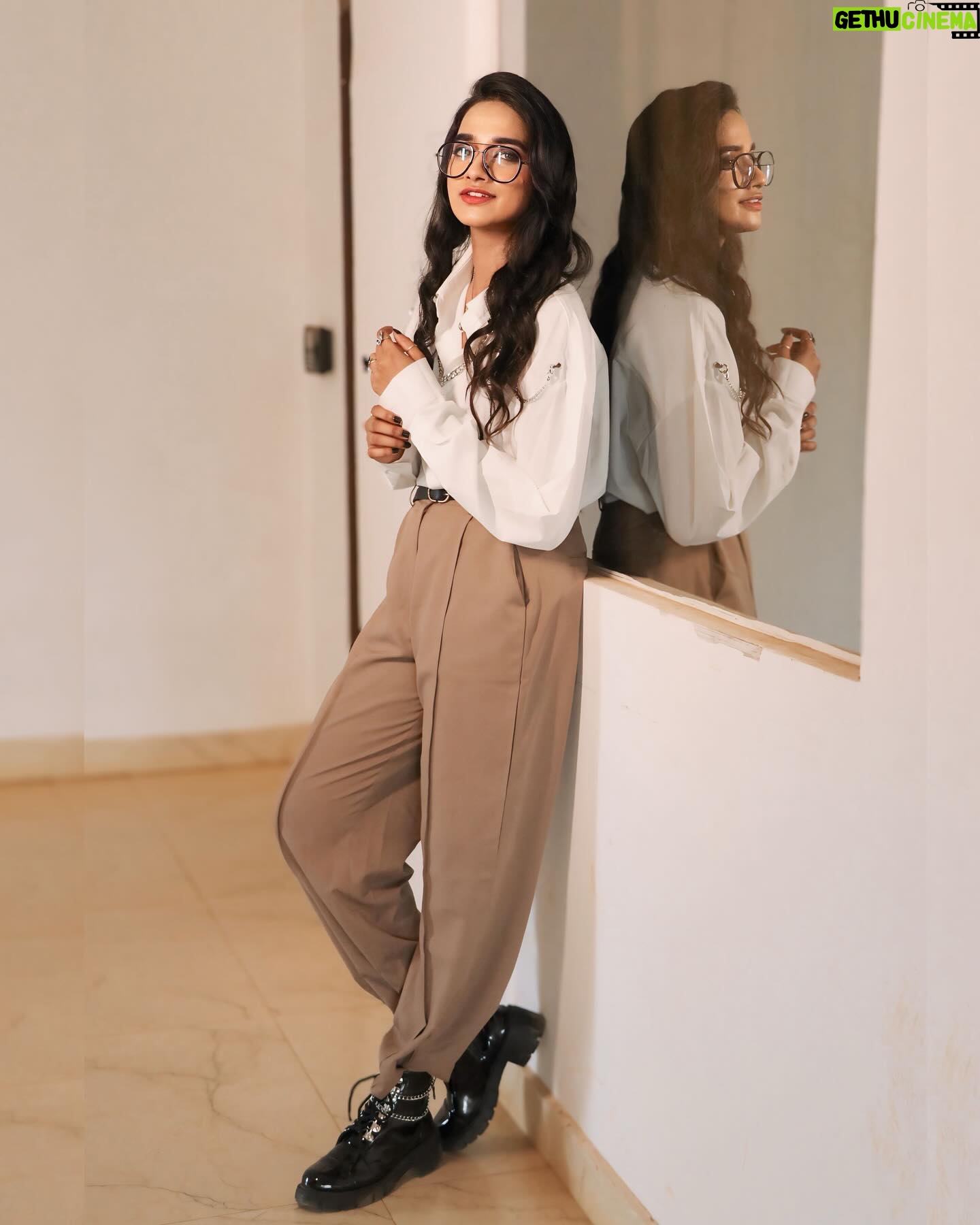 Thamizh Selvi Instagram - Because @iamsandy_off loved this outfit 🤍✨ The goal was to dress up like him and yes, successfully impressed him 🙈 MUA: @sri_makeoverz Photographer: @click_art_photograhy