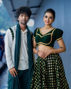 Thamizh Selvi Instagram - Day, look, partner- Perfect 🤍 Watch us perform tomorrow at @vijaytelevision 
Makeup by @sri_makeoverz 
Photographer: @hustlersjaya