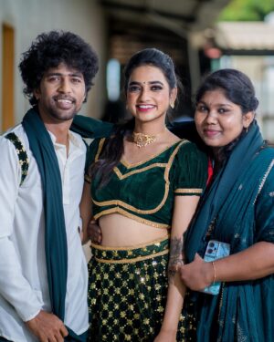 Thamizh Selvi Instagram - Day, look, partner- Perfect 🤍 Watch us perform tomorrow at @vijaytelevision 
Makeup by @sri_makeoverz 
Photographer: @hustlersjaya