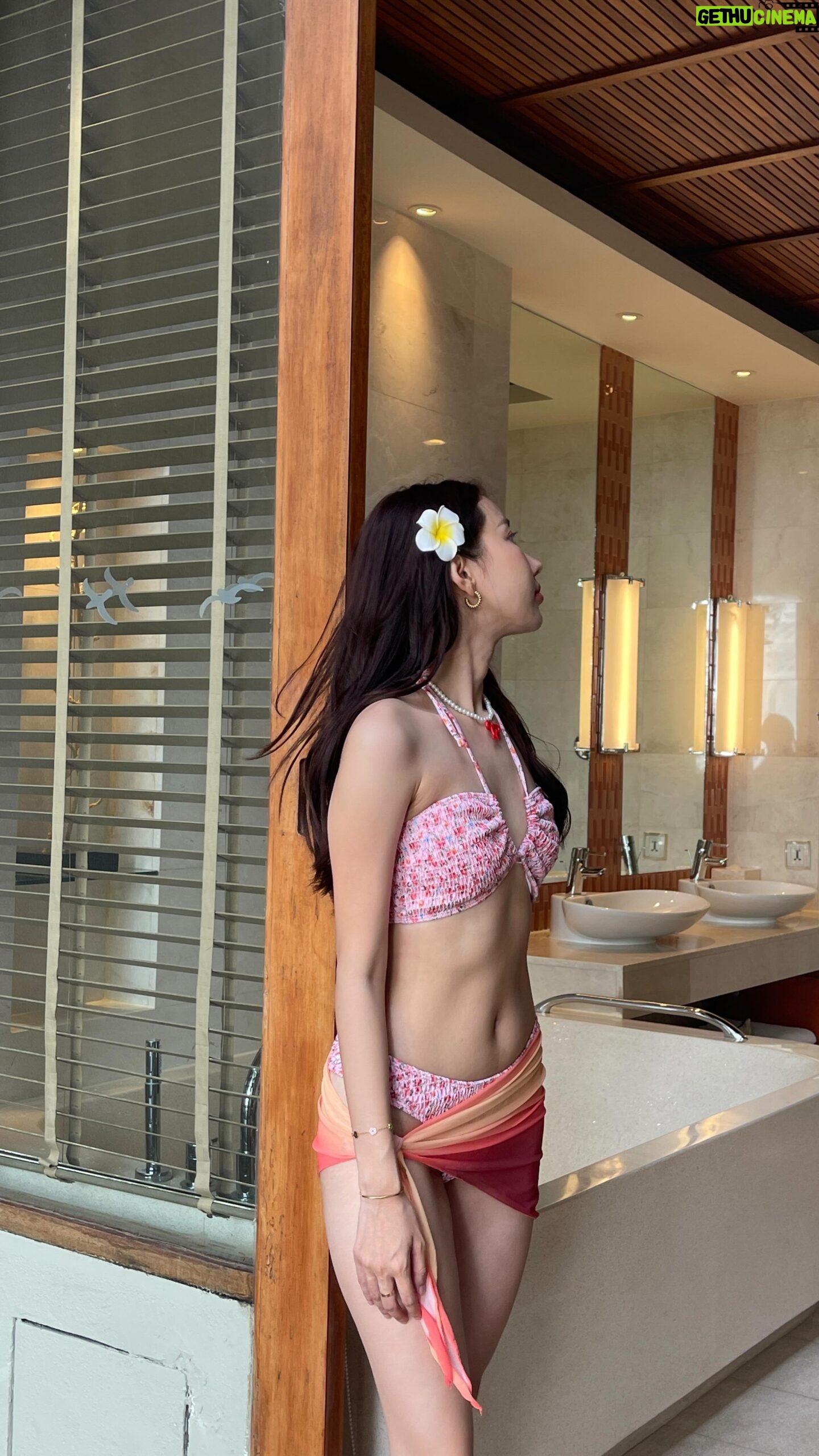 Thanwaporn Nasombat - 1.7K Likes - อัพเดท blog ใหม่ของโมได้ที่ agoda.com/traveltips/th/nmotn_ รอบนี้พาไปชมทะเลอันดามันสวย อย่างภูเก็ตกันค่า
ภูเก็ตเป็นอีกจังหวัดที่โมไปบ่อยมากเพราะทะเลสวย วันนี้เลยขอมามัดรวมที่เที่ยวที่พักร้านอาหารที่ไปมาแล้วถูกใจในทริปนี้กันค่ะ 💖
@agoda @agodathailand
#Agoda #AgodaTraveltips #TravelTips #TravelItinerary #SeetheWorldforLess #Travelgram #ภูเก็ต
#เที่ยวทะเล #รีวิวทะเล #นะโมจะเที่ยว