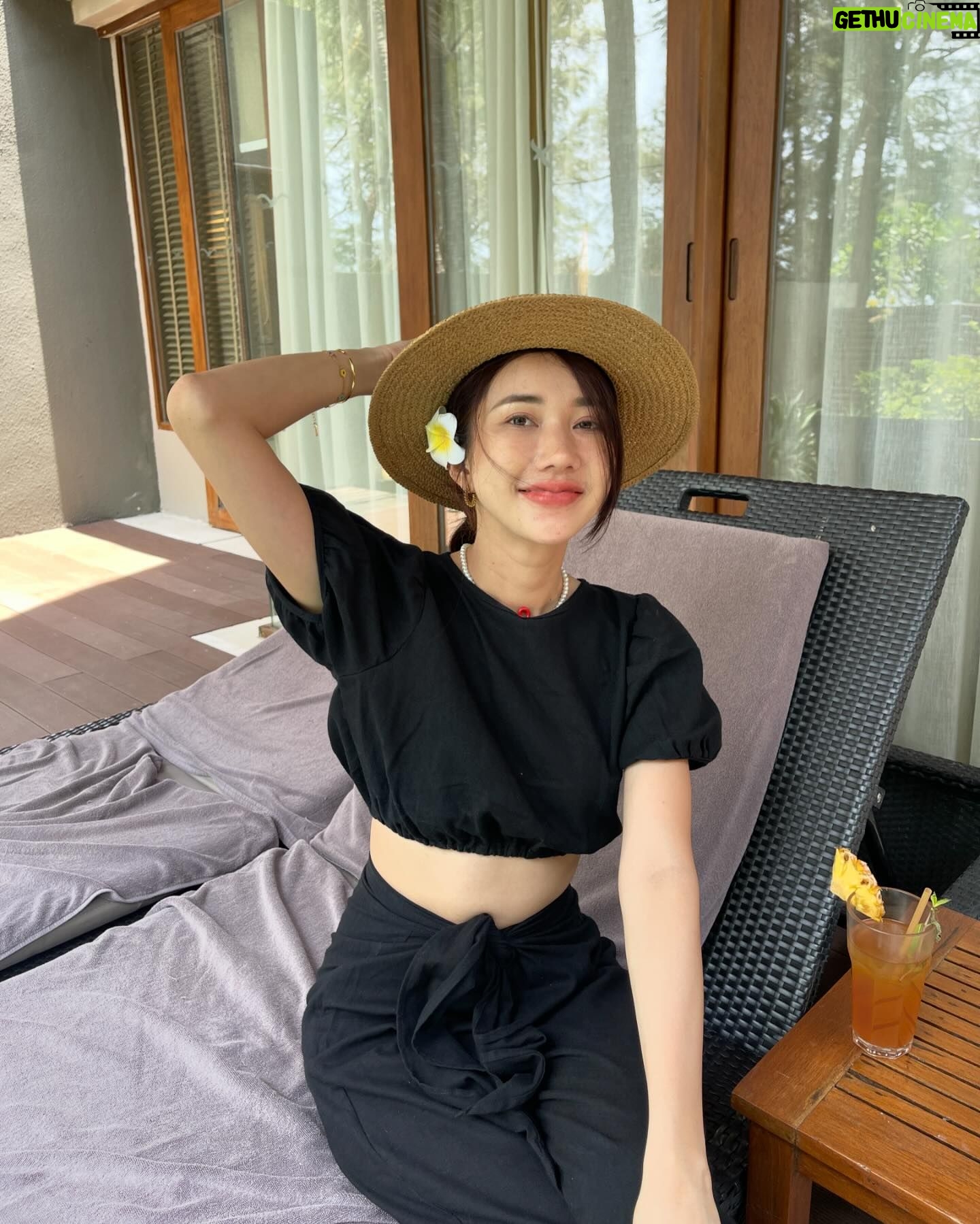 Thanwaporn Nasombat - 3 Likes - คิดถึง 40 องศา ที่ไทยแล้ว 😂☀️
#นะโมจะเที่ยว