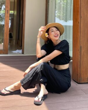Thanwaporn Nasombat Instagram - คิดถึง 40 องศา ที่ไทยแล้ว 😂☀️

#นะโมจะเที่ยว