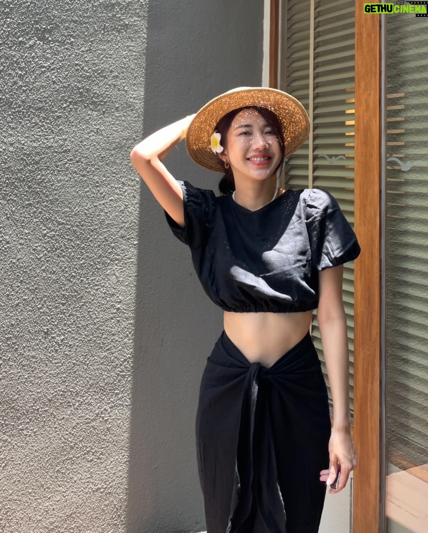 Thanwaporn Nasombat - 3 Likes - คิดถึง 40 องศา ที่ไทยแล้ว 😂☀️
#นะโมจะเที่ยว
