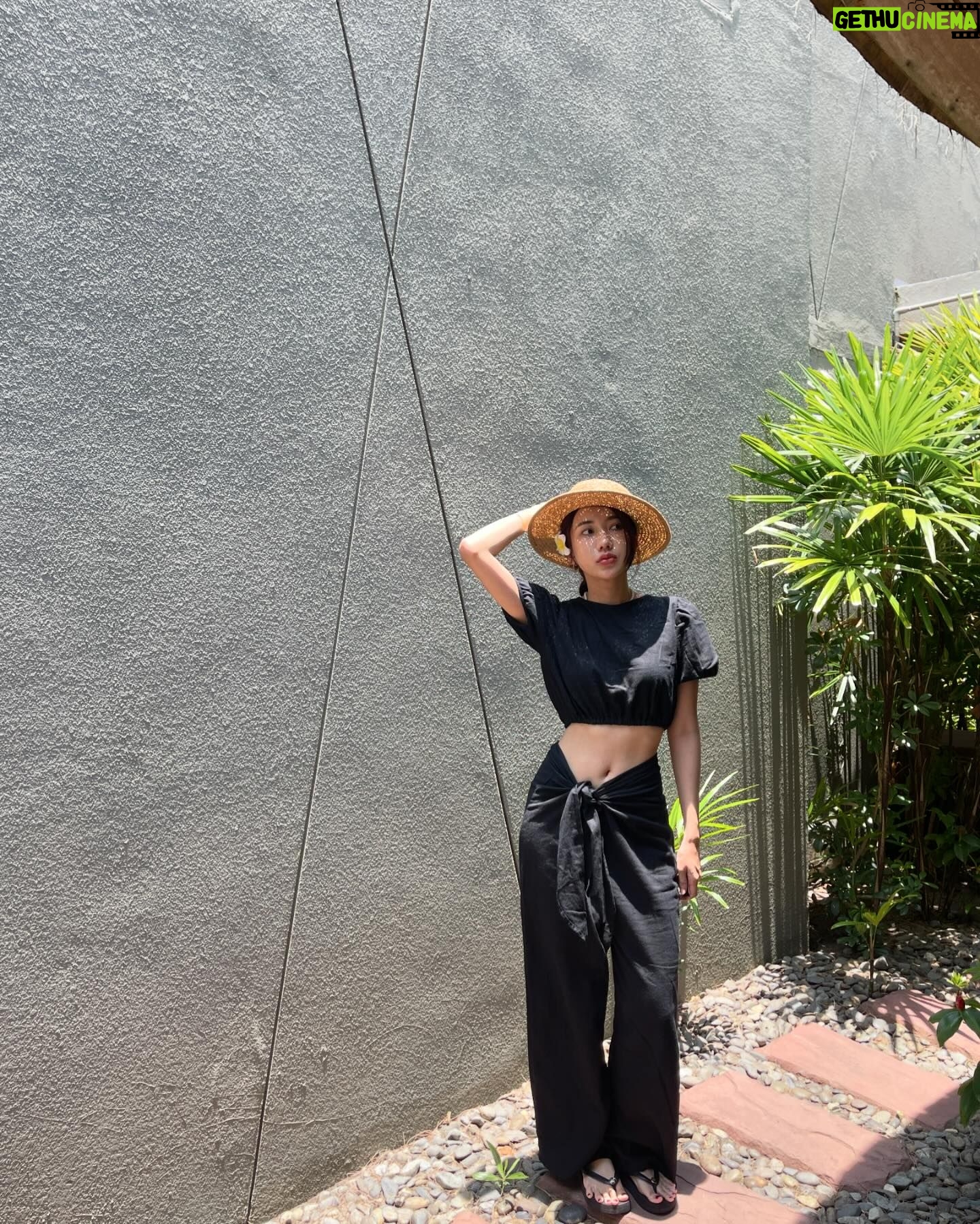 Thanwaporn Nasombat - 3 Likes - คิดถึง 40 องศา ที่ไทยแล้ว 😂☀️
#นะโมจะเที่ยว