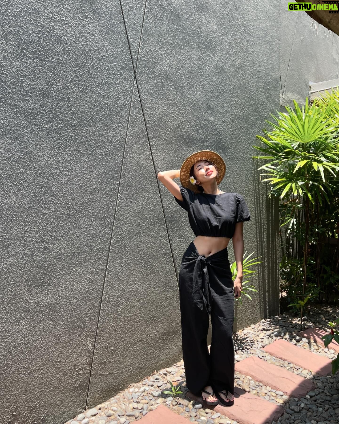 Thanwaporn Nasombat - 3 Likes - คิดถึง 40 องศา ที่ไทยแล้ว 😂☀️
#นะโมจะเที่ยว