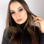 Thays Gorga Instagram – Ontem foi dia de Live com @mbritobeauty para aprender a fazer essa make poderosa com olhão preto, de maneira fácil e produtos BBB – bons, bonitos e baratos!
*
*
A Live ficará salva até às 19 horas de hoje e os produtos que usei são os da última foto desse post! *
*
Gostou do resultado? Foi a primeira vez que fiz essa make sozinha. Confesso que me surpreendi e achei que foi bem mais fácil do que eu esperava! *
*
#descomplica #makeup #makeupchallenge #olhaopreto #olhoesfumado #maquiagem #dicasdemake #produtosdebeleza #makeupartist #makeuplover #brabachallenge #evoluiuchallenge #dipironachallenge