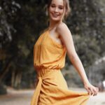 Thays Gorga Instagram – De amarelinho, para celebrar meu novo ano, novo ciclo e as oportunidades que a vida me dá de crescer, aprender e evoluir! ✨
Antes eu implicava com tanta coisa! Não gostava nem de ser taurina e me apegava aos “defeitos” que dizem que o signo tem. Comilão, ciumento, preguiçoso! Até com as qualidades eu tinha problema! Lealdade eu achava ruim porque acreditava que só me faria vulnerável.
Hahahaha que louca, muitos pensarão! 
E assim eu era na vida. Implicava mesmo comigo! Com meu jeito de ser e com minha essência.
Achava que tinha que ser mais descolada, mais agitada, mais loira, mais alta, mais isso, mais aquilo, que precisa mudar tudo para ser mais querida, mais aceita.
Eitaaaaa! Quanta ilusão! ✨ Nem todos nascem com sabedoria, eu corri muito atrás da que tenho hoje (e sei que  ainda falta muito para evoluir😌)! Passei por momentos que me empurraram no mundo do autoconhecimento e me fizeram mudar todos esses conceitos negativos sobre mim. É tão libertador amar a si mesmo aceitando que não existe melhor e nem pior, só existe o que você é. E que somos únicos e nossa evolução está bem longe do externo, é mesmo do lado de dentro!
Hoje sei aproveitar os dias de sol, mas faço os dias de chuva serem menos sofridos. Eles são mais compreendidos e ressignificados! E tudo vem com o tempo… e com os ciclos que damos em volta de nós mesmos a cada ano!
Meu novo ciclo… Te recebo de braços abertos.. com facilidade, amor e leveza!🍀💗
•
Obrigada a todos que estão preenchendo meu dia com tanto carinho! Amo vocês!