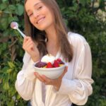 Thays Gorga Instagram – Alooô apaixonados por açaí!
Tem coisa melhor do que comer algo delicioso e ter mais saúde e energia ao mesmo tempo?
Chegou agora a @happybowlsacai , uma empresa de açaí premium com venda delivery na zona sul de São Paulo.
São várias opções de tamanho e complementos! 🍓🍬🍇🍡
Você pode escolher o de 1 litro para dividir com a família e amigos! O de 500 ml para fazer shakes, lanches ou o de 350ml para dar aquela refrescada no meio da tarde!
Eu já fiz a minha combinação preferida com frutas e cupuaçu! Faça a sua também! ••• Para ganhar 20 reais de desconto no seu primeiro pedido no IFood use o código: SDVKB2LKPP •••
#acailovers #acai #açaí #ifoodlovers #ifoodsp #happybowlsacai #energia #saude