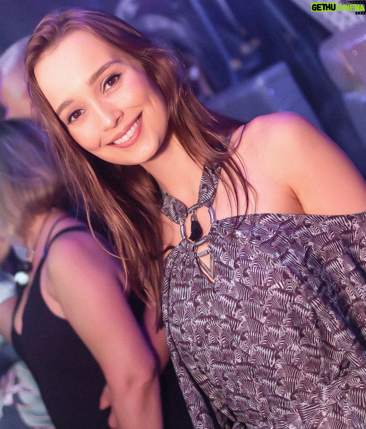 Thays Gorga - 3.4K Likes - Thays Gorga em um raro momento de juventude, comemorando o aniversário da tia na balada semana passada! Merece até post porque não é todo dia que eu fico acordada até às 3 da manhã! 🙈 Quem se identifica comentai aí para eu não me sentir um E.T! •
#jovemparaservelha #velhaparaserjovem #instamood #semanacomeçando