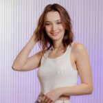 Thays Gorga Instagram – Um antes e depois dessa transformação linda com #IluminaColor da @wellaprobrasil pelas mãos da @andreapecora!
E depois da coloração é muito importante cuidar dos fios para mantê-los bonitos e saudáveis! Para isso eu comecei a usar a linha Color Motion, uma linha específica da @wellaprobrasil que mantém o brilho, a hidratação e a cor por muito mais tempo, deixando os cabelos mais fortes da raiz até as pontas! Tudo que eu precisava para essa nova etapa!