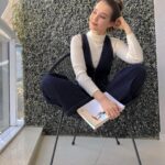 Thays Gorga Instagram – Nossa realidade, nossos sonhos, a importância que dávamos a diversos assuntos… tudo mudou!
*
*
E como você está fazendo para lidar com tantas mudanças e acolher tudo aí do lado de dentro?
*
*
Sempre tento fazer o exercício de me revisitar. Me alinhar ao que eleva minha energia (meditação, exercícios e alimentação), acolher e entender os medos e focar no melhor que posso fazer com o que tenho no momento. *
*
Nem sempre é calmaria (como parece na foto 🤣). Muitas vezes o barquinho nem saiu do lugar e já fica imaginando as diversas tempestades que podem vir. Mas, é a conexão comigo mesma que me faz superar os obstáculos e me colocar no mar de novo! *
*
Não se perca de você. Quer dizer, você vai se perder. A gente sempre se perde! Mas quando o barulho for grande e você não souber para onde ir, silencie. Muitos te indicarão uma direção, mas é só aí dentro que está a resposta que você deseja e que te levará ao caminho perfeito para sua vida! Você tem poder. E pode mais e pode ir além! Acredite! *
*
#autocuidado #sintonizesuavibracao #foco #sonhos #planos #alinhamentoenergetico #corpo #mente #espirito #poderpessoal
