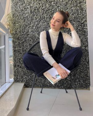 Thays Gorga Instagram - Nossa realidade, nossos sonhos, a importância que dávamos a diversos assuntos... tudo mudou!
*
*
E como você está fazendo para lidar com tantas mudanças e acolher tudo aí do lado de dentro?
*
*
Sempre tento fazer o exercício de me revisitar. Me alinhar ao que eleva minha energia (meditação, exercícios e alimentação), acolher e entender os medos e focar no melhor que posso fazer com o que tenho no momento. *
*
Nem sempre é calmaria (como parece na foto 🤣). Muitas vezes o barquinho nem saiu do lugar e já fica imaginando as diversas tempestades que podem vir. Mas, é a conexão comigo mesma que me faz superar os obstáculos e me colocar no mar de novo! *
*
Não se perca de você. Quer dizer, você vai se perder. A gente sempre se perde! Mas quando o barulho for grande e você não souber para onde ir, silencie. Muitos te indicarão uma direção, mas é só aí dentro que está a resposta que você deseja e que te levará ao caminho perfeito para sua vida! Você tem poder. E pode mais e pode ir além! Acredite! *
*
#autocuidado #sintonizesuavibracao #foco #sonhos #planos #alinhamentoenergetico #corpo #mente #espirito #poderpessoal