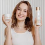 Thays Gorga Instagram – Um antes e depois dessa transformação linda com #IluminaColor da @wellaprobrasil pelas mãos da @andreapecora!
E depois da coloração é muito importante cuidar dos fios para mantê-los bonitos e saudáveis! Para isso eu comecei a usar a linha Color Motion, uma linha específica da @wellaprobrasil que mantém o brilho, a hidratação e a cor por muito mais tempo, deixando os cabelos mais fortes da raiz até as pontas! Tudo que eu precisava para essa nova etapa!