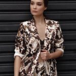 Thays Gorga Instagram - Até que sai umas fotinhos legais quando eu brinco de modelar, não é mesmo? Eu odiava tirar fotos antigamente. Era dura, travada e ainda me sentia feia em todas as fotos. Agora eu me divirto... a cada look invento uma personalidade! E que bom que o @fotografomikebonfim entra nessas viagens comigo! Nestas fotos aí, a gente achou que estava na SPFW, mas era só um postão de gasolina no Ipiranga mesmo! Kkkkk