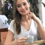 Thays Gorga Instagram - Um domingo, uma tarde deliciosa em Sp e meu cafezinho de sempre. As pequenas alegrias da vida!✨ • Muitas vezes esperamos as grandes conquistas para nos sentirmos felizes. Um carro incrível, uma mega oportunidade de trabalho, ganhar muito dinheiro, atingir um objetivo. • Mas enquanto nada disso vem, a vida passa! E com isso o seu tempo nessa existência e também sua chance de ser feliz. • A caminhada na estrada da vida tem que ser prazerosa, leve e precisa ter presença. • Todo dia, observe o que te traz alegria. Não viva no automático e não deixe esses pequenos momentos passarem em vão, porque as grandes conquistas são maravilhosas, mas a maior parte da nossa vida é feita de espaços em que o simples e rotineiro predominam. • O que é simples e te faz feliz? Conta para mim!