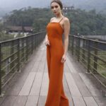 Thays Gorga Instagram - Um dia lindo e um bom humor nítidos nessa foto...🤣 Pelo menos com um macacão elegante e na cor que eu amo!🧶