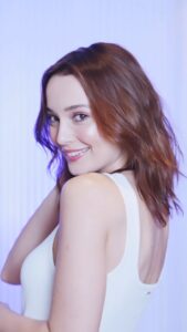Thays Gorga Instagram - 12 anos depois… resolvi mudar! Sim, fazia 12 anos que eu não mexia na cor dos meus cabelos! Quando a @wellaprobrasil me convidou para um dia de transformação com #IlluminaColor e @andreapecora, eu não tive dúvidas e aceitei na hora! #IlluminaColor é uma coloração permanente vegana que garante tonalidades super naturais, com brilho intenso e que deixa o cabelo perfeito! Eu AMEI!!! A cor mais linda, luminosa, os fios hidratados, aquele volume que faz toda a diferença e um resultado tão natural que faz parecer que esse é o tom do meu cabelo mesmo! Para mim, a melhor mudança dos últimos tempos!