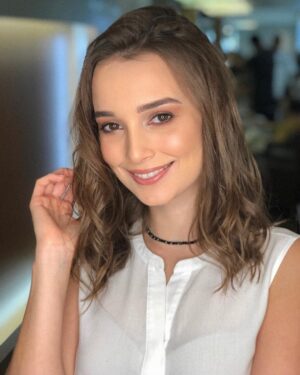 Thays Gorga Instagram - Mês de aniversário é aquele que eu redobro os cuidados comigo, afinal é o mês de celebrar mais um ciclo, mais um ano de oportunidades e crescimento, então nada melhor do que me amar muito!
E hoje vim ser mimada no @shades_studio que cuidou do meu cabelo, das minhas unhas, sobrancelha e para finalizar fizeram essa make linda! 
Sai me achando... hahahaha e como é bom a gente se namorar, não é?
Salão: @shades_studio 
Cabelo: @nicia_hair 
Make @crissalzano