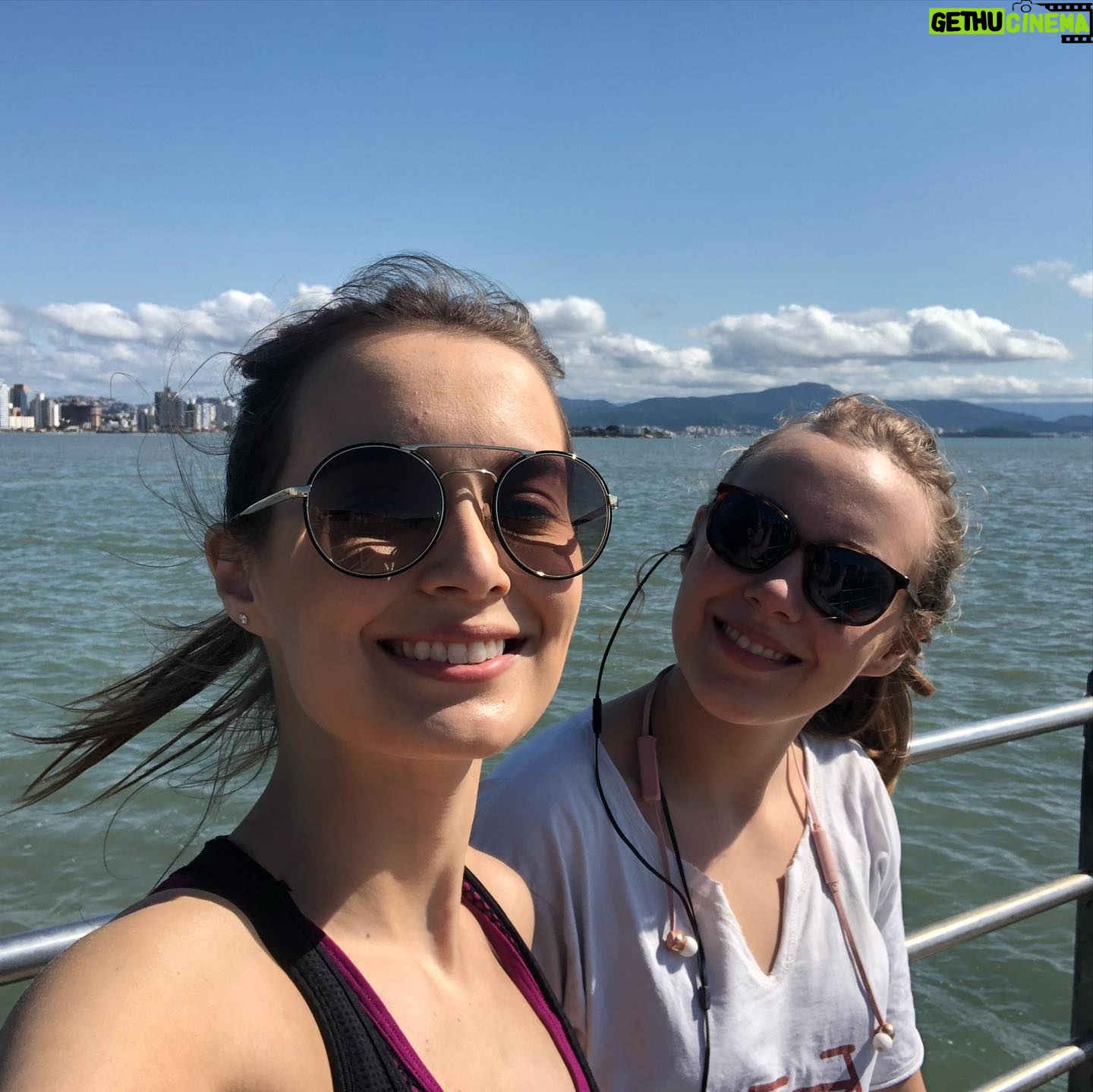 Thays Gorga Instagram - Hoje é o dia da minha amorinha, da minha Twin! Eu a vi nascer, dei comida, dei banho, limpei bumbum… 💩 e aí ela cresceu… deixou de ser um pouco “minha filha” e virou minha melhor amiga, minha parceira, minha cúmplice e minha confidente. E eu tenho tanto orgulho dela… ela é linda, inteligente, educada, responsável, tem valores sólidos, tem brilho e tem luz! Ela é meu xodó e eu daria a vida por ela porque eu a amo mais que tudo! Feliz aniversário Twin! Você é um presente de Deus nas nossas vidas! Demorou para chegar, mas quando veio transformou cada um de nós e fez tudo ser muito mais legal… Com que eu falaria gatônes se não fosse com você?😻🐱🐈 Te desejo tudo de mais lindo e estarei sempre por perto para te ajudar, te apoiar e comemorar suas conquistas, que eu tenho certeza que serão muitas porque você é demais! Te amo! Conte comigo sempre! Que seu dia seja lindo… e cheio de guloseimas… me aguarde! Hehehe