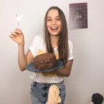 Thays Gorga Instagram – Mais um ciclo que se inicia! 
Hoje deixei o caos, as preocupações e medos do lado de fora, e, me nutri de amor, carinho! Obrigada a todos os amigos reais e virtuais que deixaram meu dia mais feliz! Me senti acolhida, abraçada e abençoada por ter vocês, meu namorado,  minha família… pela nossa saúde e por tanto mais que tenho a agradecer a vida!
E lá vamos nós! Um novo ano para aprender, me reinventar, buscar minha melhor versão, amar mais, valorizar mais e viver nessa dimensão muitas vezes maravilhosa, mas outras tantas desafiadora! 
Ps. Até que na foto o meu bolinho não ficou feio… quem viu os Stories, vai me entender!🙈🤣
🍀✨🍀
•
#happybirthday #aniversarioemcasa #ficaemcasa #aniversario #ciclos #newyear #bolodechocolate